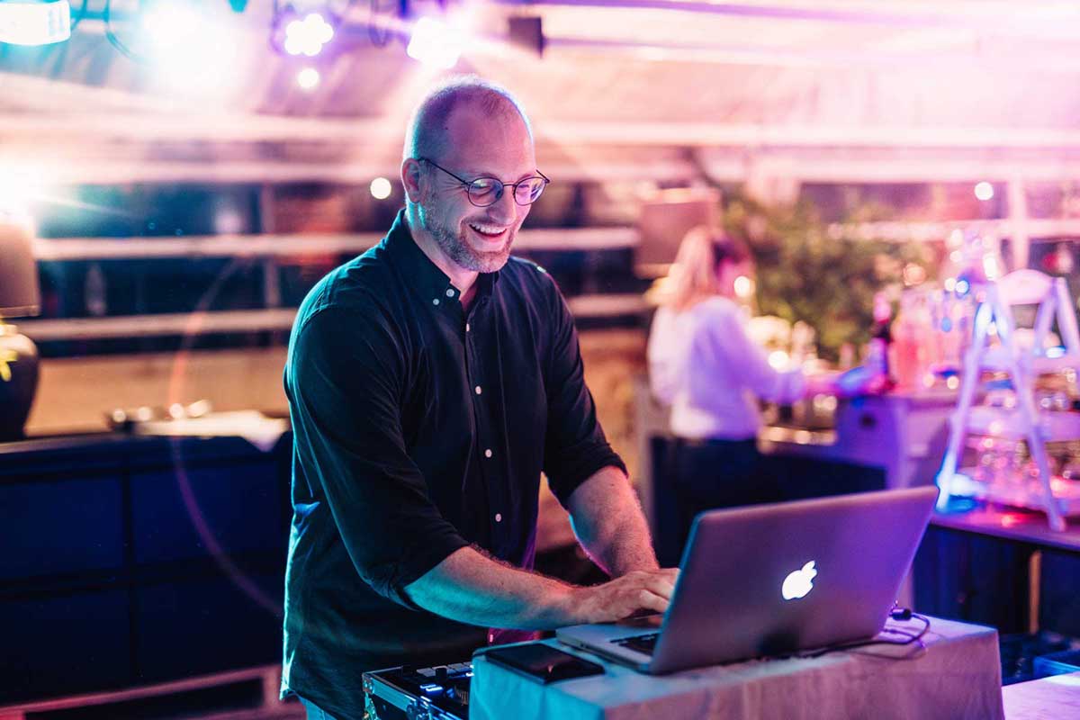 Hochzeits DJ Sebastian Kistler legt in einer Münchener Location auf